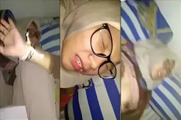 Ngentot Cewek SMA Hijab Berkacamata Memek Tembem Kombinasi Lumer poster